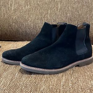 Size 11 Steve Madden suede Chelsea boot. Like new with no damage.